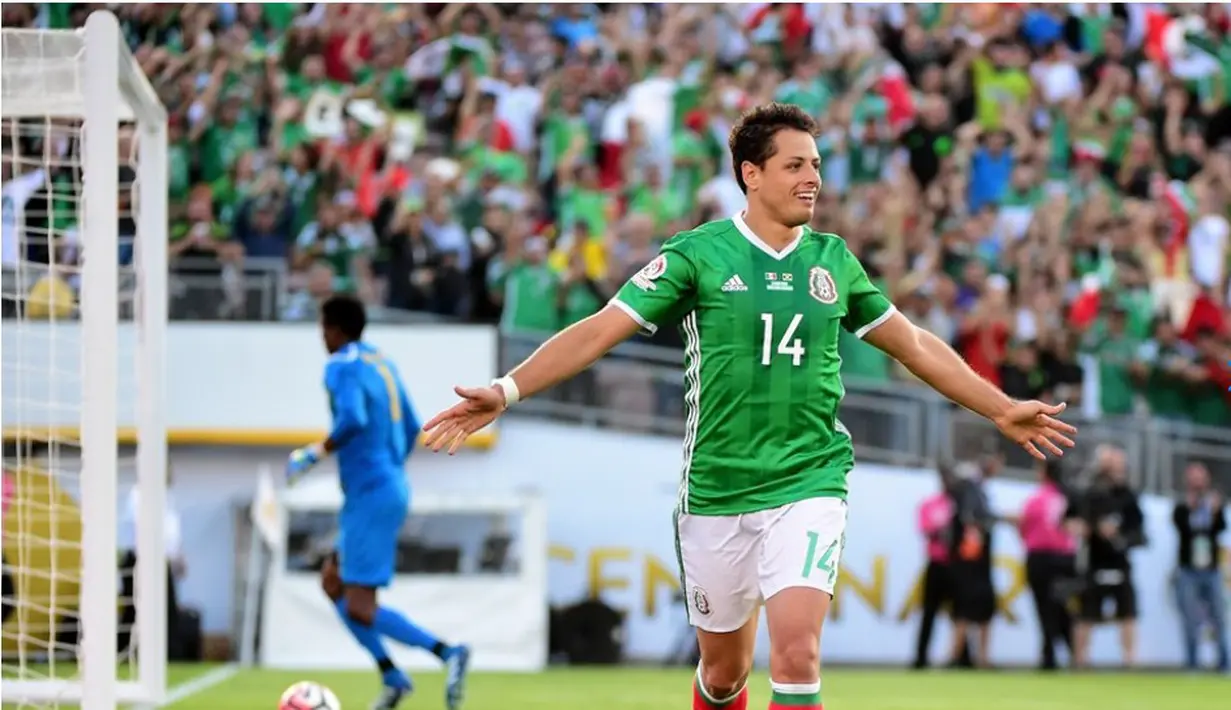 Selebrasi pemain Meksiko, Javier Hernandez, setelah mencetak gol ke gawang Jamaika pada laga lanjutan Grup C Copa America 2016. (AFP)