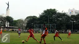 Sejumlah pelajar berlatih bola di Kawasan Lapangan Banteng, Jakarta, Senin (29/8). Pemprov DKI Jakarta berencana melakukan desain ulang Lapangan Banteng, sehingga Monumen Pembebasan Irian Barat bisa lebih terlihat. (Liputan6.com/Helmi Fithriansyah)