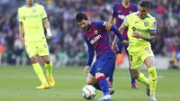 Striker Barcelona, Lionel Messi, berusaha melewati pemain Getafe, Mauro Arambarri, pada laga La Liga di Stadion Camp Nou, Sabtu (15/2/2020). Barcelona menang 2-1 atas Getafe. (AP/G.Garin)