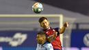 Penyerang Atletico Madrid, Angel Correa, berebut bola dengan bek Osasuna, David Garcia, pada laga lanjutan La Liga pekan ke-29 di Stadion El Sadar, Pamplona, Kamis (18/6/2020) dini hari WIB. Atletico menang telak 5-0 atas Osasuna. (AFP/Ander Gillenea)