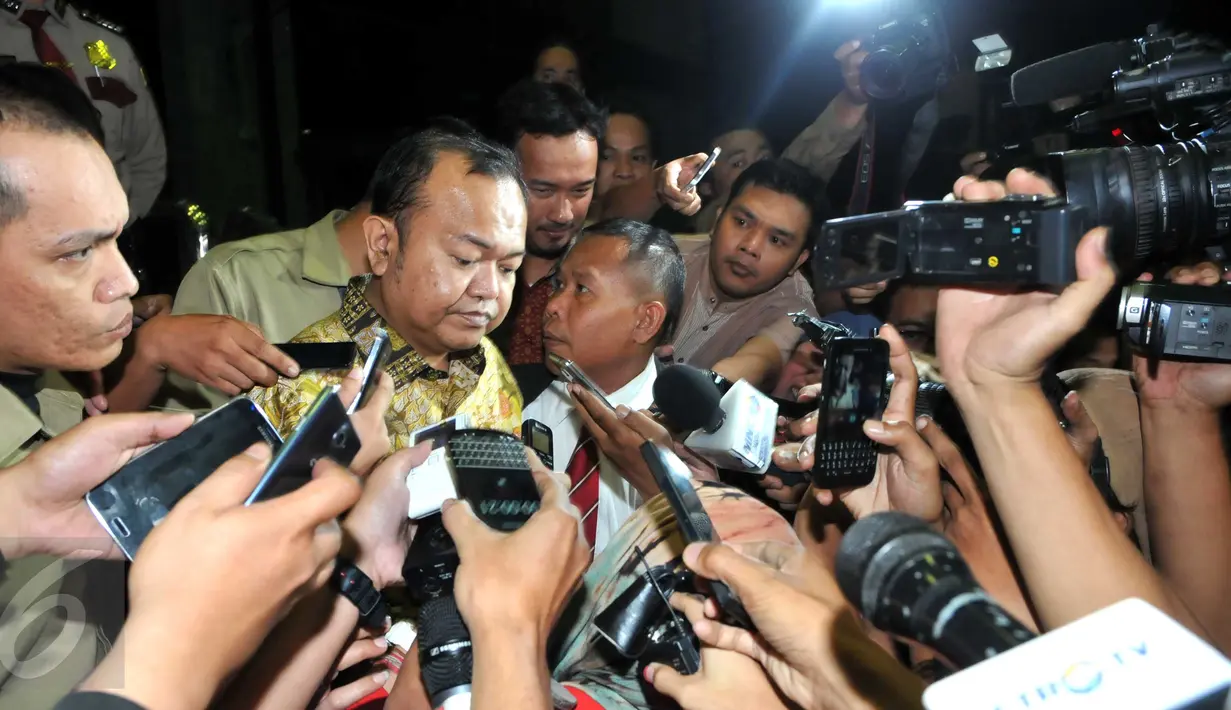 Wartawan langsung menyerbu Patrice Rio Capella usai diperiksa KPK, Jakarta, Jumat (16/10/2015). Patrice diperiksa selama 12 jam dan memilih bungkam kepada wartawan. (Liputan6.com/Helmi Afandi)