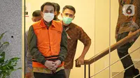 Wakil Ketua DPR Aziz Syamsuddin jelang rilis penetapan tersangka dan penahanan di Gedung KPK Jakarta, Sabtu (25/9/2021). Politisi Partai Golkar ini ditetapkan sebagai tersangka dan langsung ditahan KPK terkait kasus penanganan perkara di Kabupaten Lampung Tengah. (Liputan6.com/Faizal Fanani)