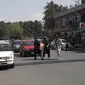 Pria Afghanistan menyeberang jalan di Kabul, pada Minggu (22/8/2021). Taliban merebut kembali kendali Afghanistan, hampir dua dekade setelah mereka digulingkan koalisi pimpinan AS. (AP Photo/ Rahmat Gul)