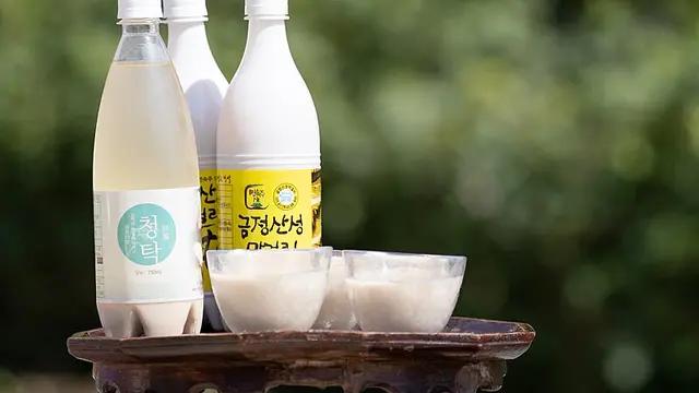 Tiga botol Geumjeongsanseong Makgeolli