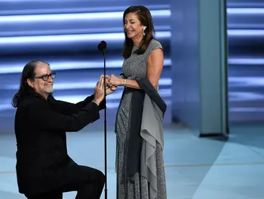 Sutradara Glenn Weiss melamar kekasihnya, Jan Svendsen saat menerima penghargaan di atas panggung Emmy Awards 2018, Los Angeles, Selasa (18/9). Weiss mendapat penghargaan untuk Outstanding Directing for a Variety Special Emmy. (Chris Pizzello/Invision/AP)