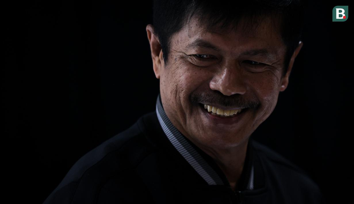 Ekspresi Direktur Teknik PSSI, Indra Sjafri setelah memberikan keterangan kepada media terkait kondisi terbaru Timnas Indonesia U-17 selama Piala Dunia U-17 2023 yang berlangsung di Information Center Piala Dunia U-17, Grand Swiss-Belhotel, Jalan Bintoro, Surabaya, Sabtu (11/11/2023). (Bola.com/Bagaskara Lazuardi)