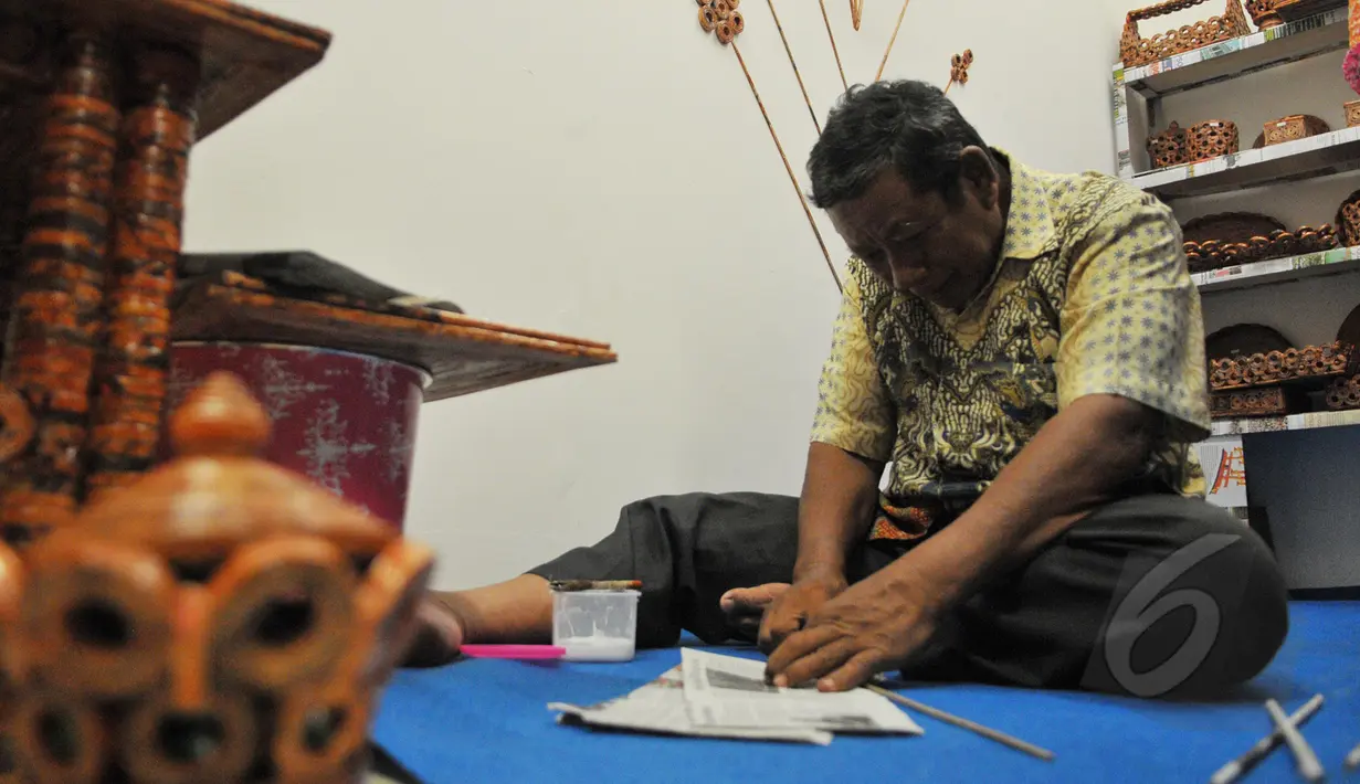 Salah satu pedagang sedang membuat kerajinan tangan di kios Beranda Nusantara di Mal Kasablanka, Jakarta, Jumat (22/5/2015). Walikota Jaksel merelokasi puluhan UKM dan PKL ke dalam Mal Kasablanka. (Liputan6.com/Herman Zakharia)
