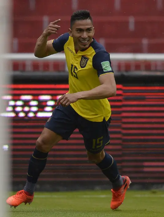 Penyerang Ekuador, Angel Mena berselebrasi usai mencetak gol ke gawang Kolombia pada pertandingan kualifikasi Piala Dunia 2022 di Quito, Ekuador, Selasa (17/11/2020). Ekuador menang telak atas Kolombia 6-1. (Rodrigo Buendia, Pool via AP)