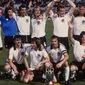 Para pemain tim nasional Jerman saat merayakan keberhasilan meraih Piala Eropa 1980 usai mengalahkan Belgia 2-1, di Stadion Olimpico, 22 Juni 1980. (UEFA)