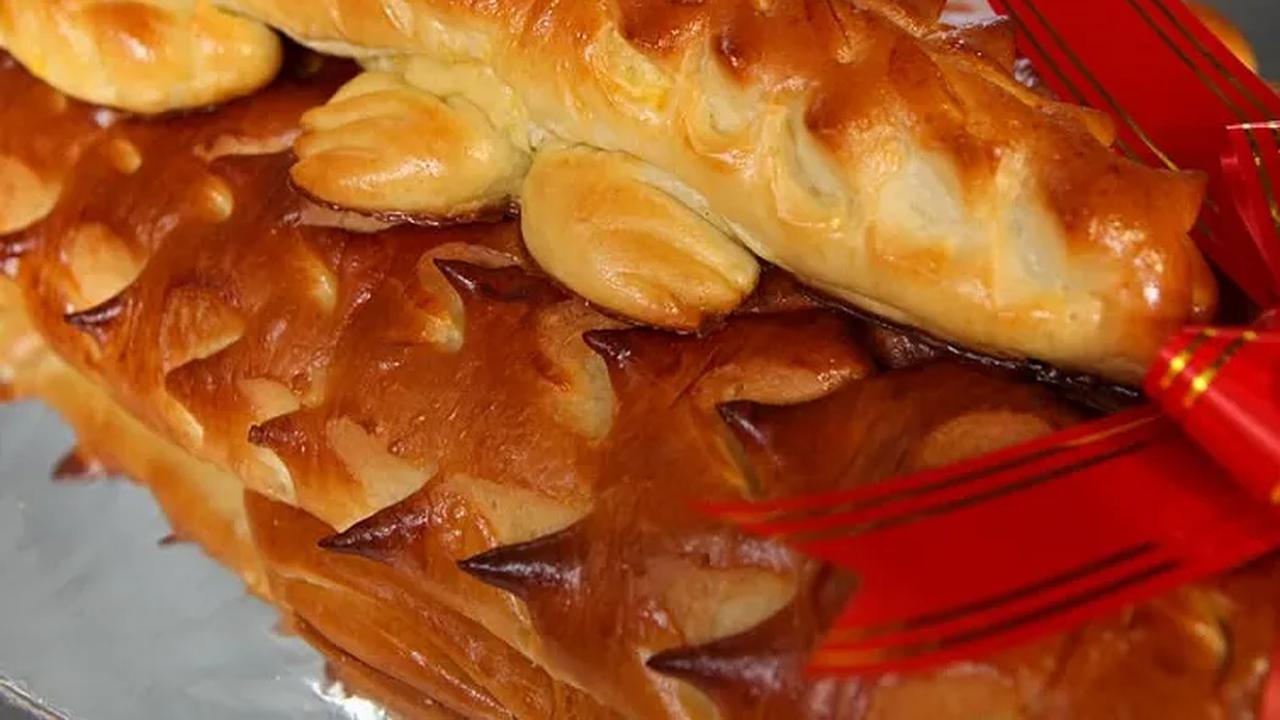 Roti Buaya

Menurut cerita yang berkembang pada masyarakat Betawi, ada kepercayaan jika seorang jejaka akan meminang seorang wanita, sebagai syarat calon mertuanya meminta dibawakan buaya. Namun karena kesulitan, maka lelaki itu mengganti buaya dalam be