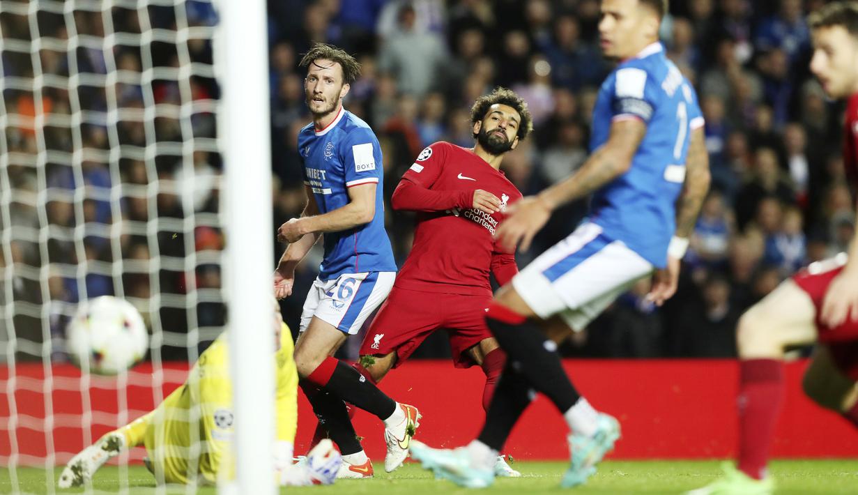 Mohamed Salah yang masuk sebagai pemain pengganti tampil luar biasa di sisa laga. Winger asal Mesir itu sukses mencetak hat-trick alias tiga gol. Harvey Elliott turut mencatatkan namanya di papan skor. (AP/Scott Heppell)