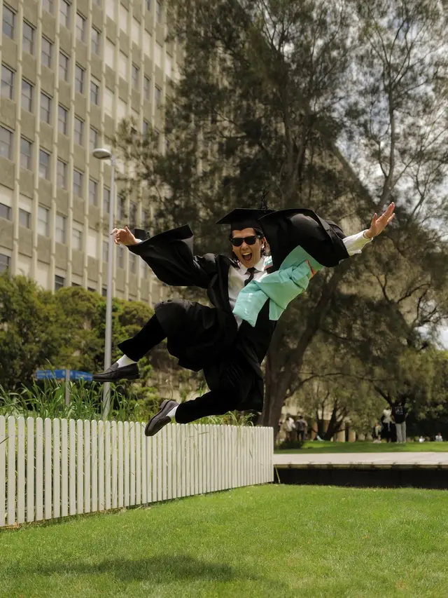 7 Momen Wisuda Iqbaal Ramadhan yang Kini Telah Lulus dari Monash University