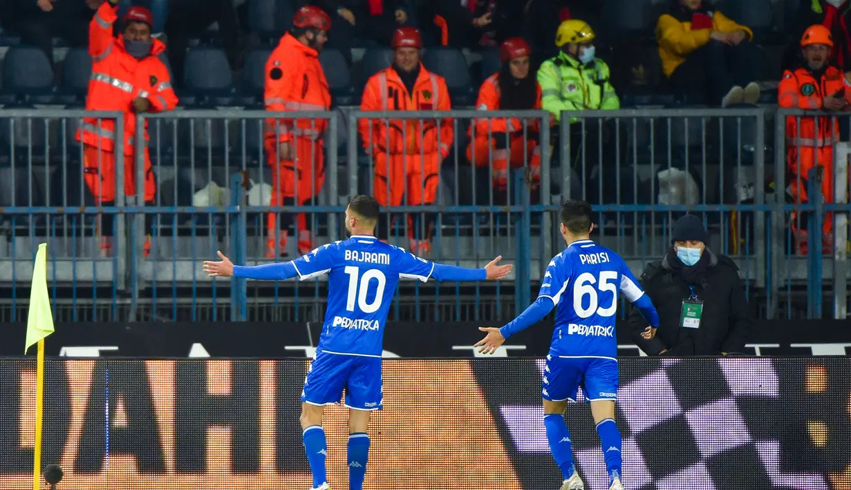 Gelandang Empoli, Nedim Bajrami (kiri) berselebrasi usai mencetak gol ke gawang AC Milan pada pertandingan Liga Serie A Italia di Stadion Carlo Castellani di Empoli, Italia, Kamis (23/12/2021). AC Milan menang atas Torino 4-2. (AFP/Andreas Solaro)