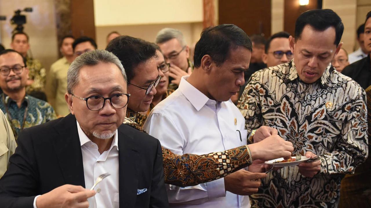 FOTO: Setahun Pemerintahan Prabowo, Zulhas Umumkan Impor Beras Nol Persen