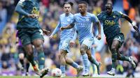 Selain mencetak empat gol, Gabriel Jesus juga sangat merepotkan barisan pertahanan tim tamu. (AP/Jon Super)
