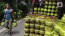 Pekerja membawa tabung gas LPG 3 kilogram (kg) di Jakarta, Rabu (16/12/2020). Kenaikan gas elpiji 3 kg pada 2021 tersebut dengan mempertimbangkan kebutuhan gas yang terus meningkat terutama di masa pandemi Virus Corona. (Liputan6.com/Angga Yuniar)