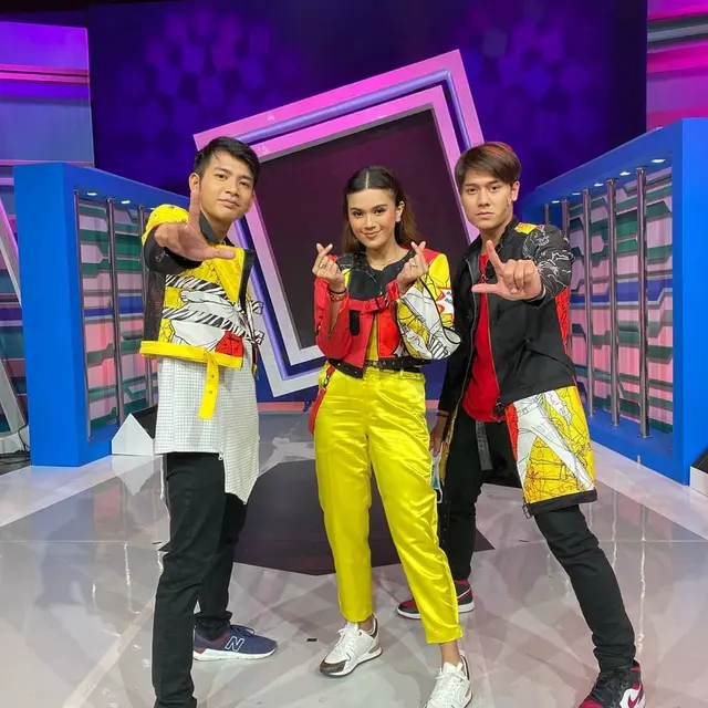 Sebut Dirinya Anak Baru, Ini 6 Potret Angga Putra Bareng Host 3xtra0rdinary Love