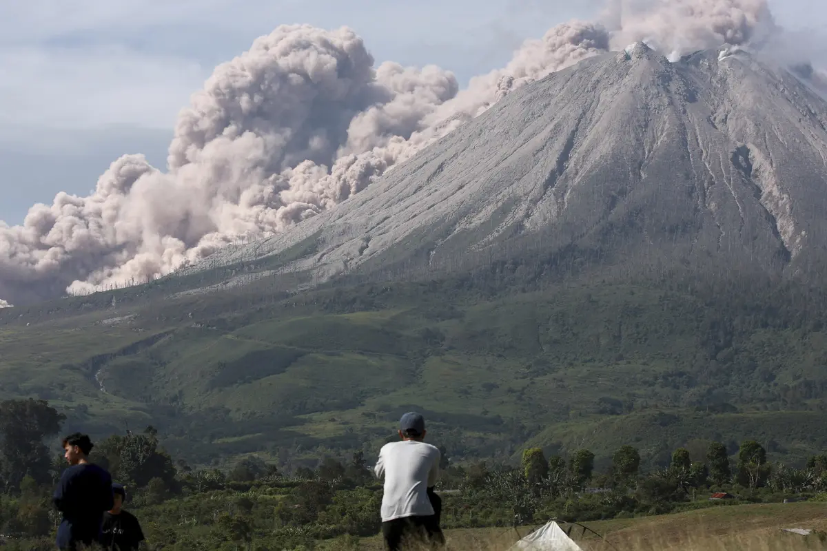 Gunung Sinabung Semburkan Material Vulkanik Setinggi 3.000 Meter