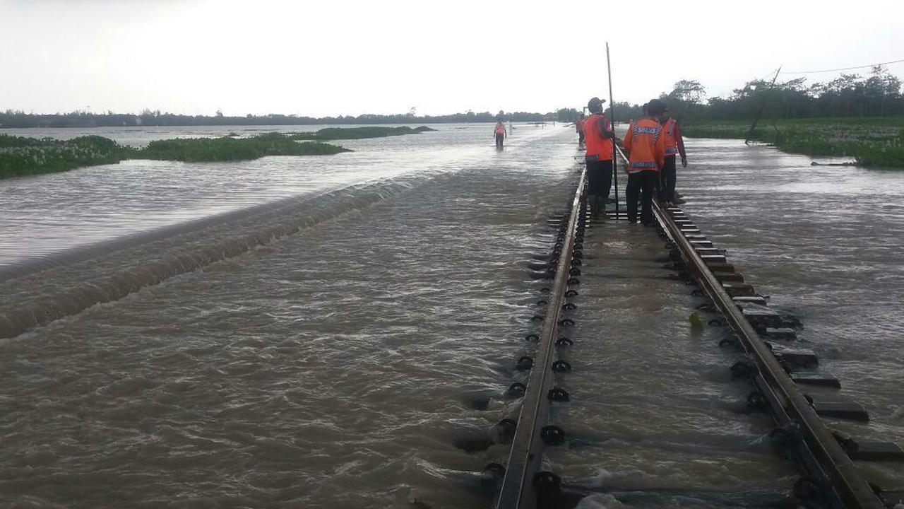 Perlintasan Terendam, Kereta Api Terlambat Hingga Tiga Jam