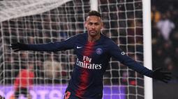 1. Neymar Jr – Neymar Sr memberikan pengaruh besar atas perkembangan karier anaknya. Transfer Neymar Jr dari Santos ke Barcelona tak terlepas dari peran sang ayah. (AFP/Anne-Christine Poujoulat)