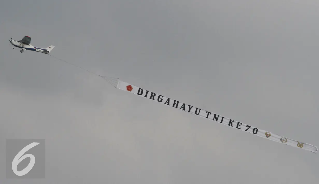 Pesawat membawa spanduk bertulis "Dirgahayu TNI ke 70" saat gladi bersih di Dermaga Indah Kiat, Cilegon, Banten (3/10/2015). (Liputan6.com/Immanuel Antonius)
