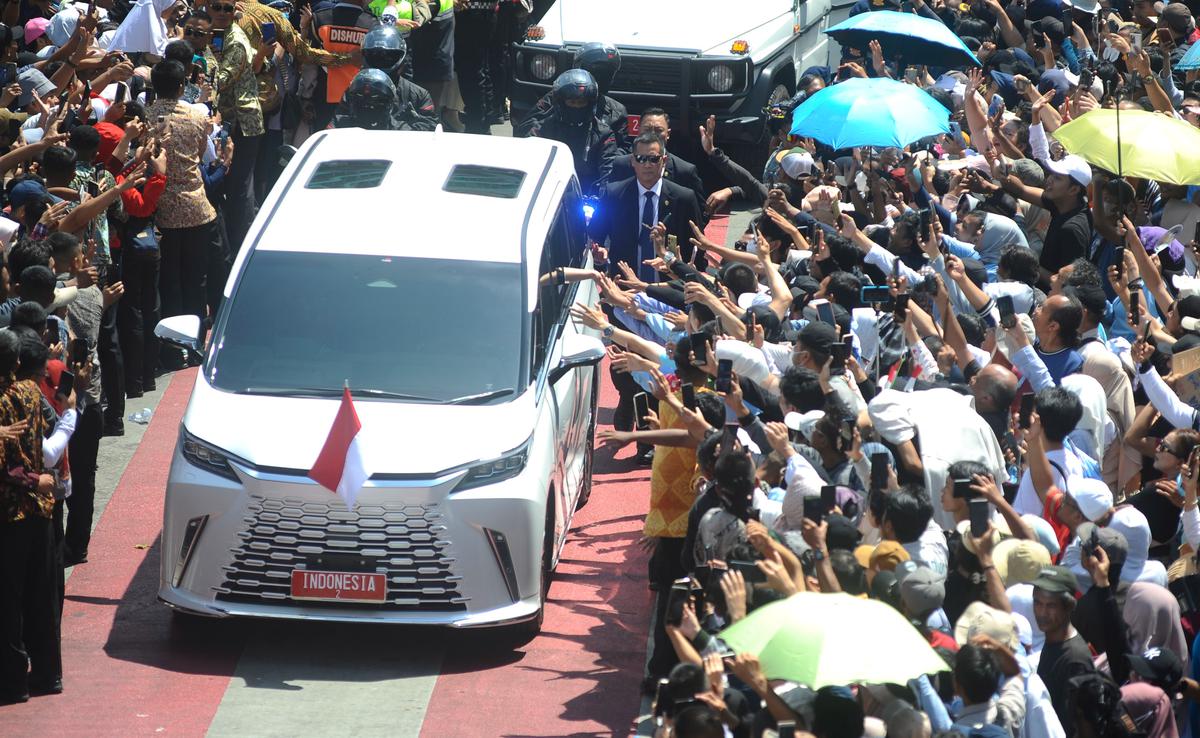 Presiden Prabowo sapa warga di Bundaran HI