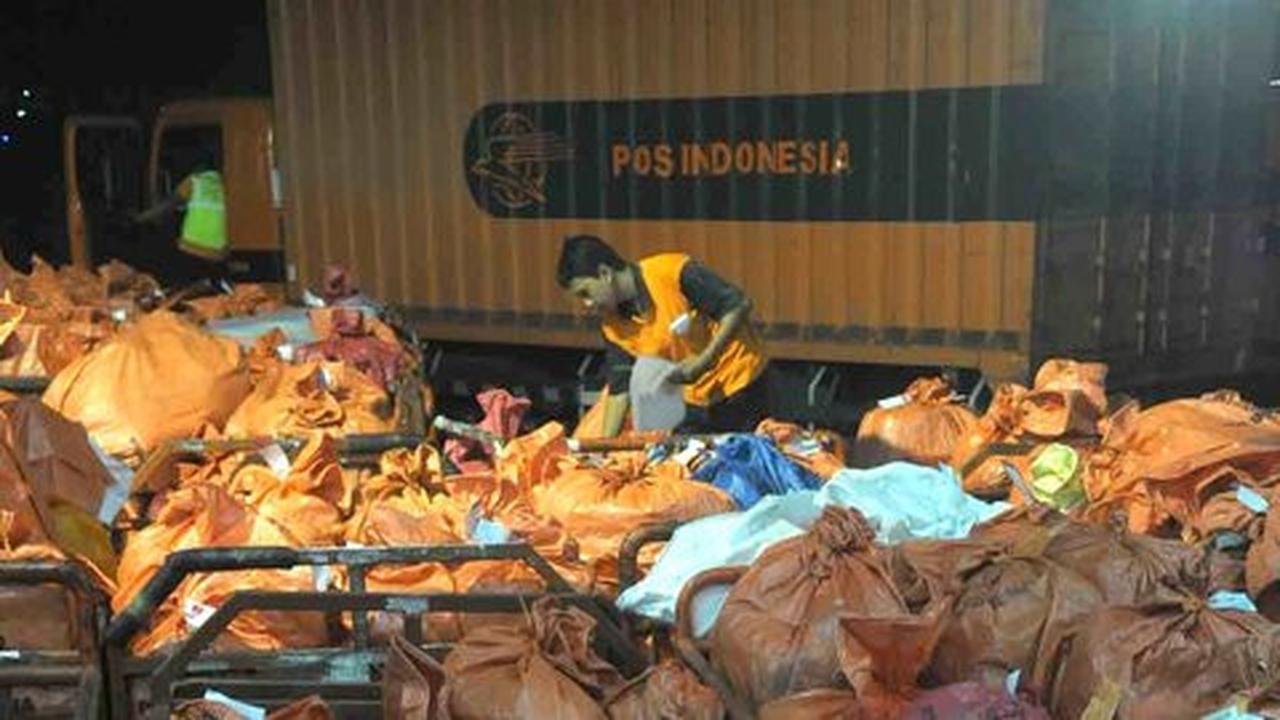 Salurkan dana bantuan ke pelosok, pegawai Pos kadang jalan kaki