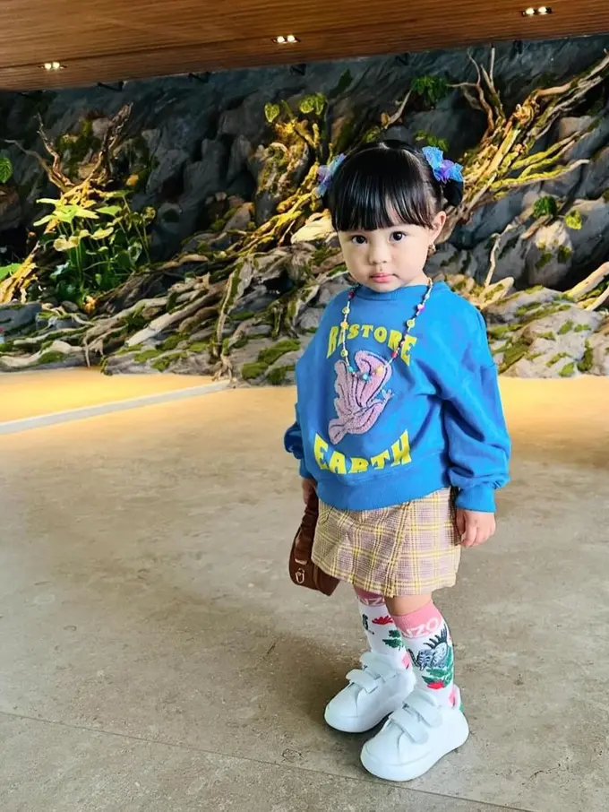 Momen Kelakuan Lucu Ameena Pinjam Ponsel Ayahnya, Ternyata Dipakai untuk Foto Boneka Bayi