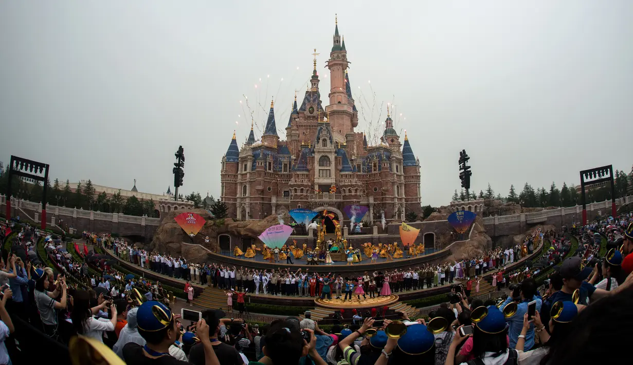 Kembang api memeriahkan acara pembukaan taman bermain terbaru, Shanghai Disney Resort di Shanghai, Tiongkok, (16/6). Taman bermain ini dibanjiri pengunjung di hari pertama pembukaan. (AFP Photo/Johannes Eisele)