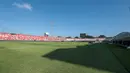 Kondisi Stadion I Wayan Dipta di Gianyar, Bali, Rabu (5/8/2026), sehari menjelang laga final Piala Presiden 2026. Hamparan rumput hijau yang terawat berpadu dengan langit biru cerah menambah kemegahan stadion yang akan menjadi arena final Persebaya Surabaya melawan Persib Bandung serta perebutan tempat ketiga antara Persija Jakarta dan Arema FC. (KLY/Budy Santoso)