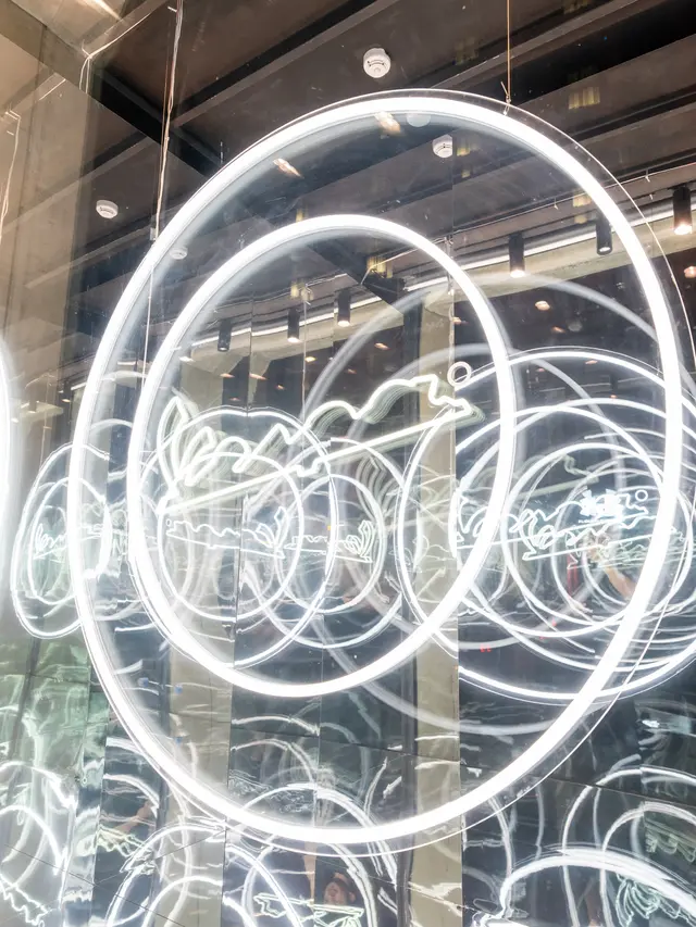 Pengunjung akan diajak menelusuri perjalanan Vespa dalam industri sinema melalui pameran yang mendalam.