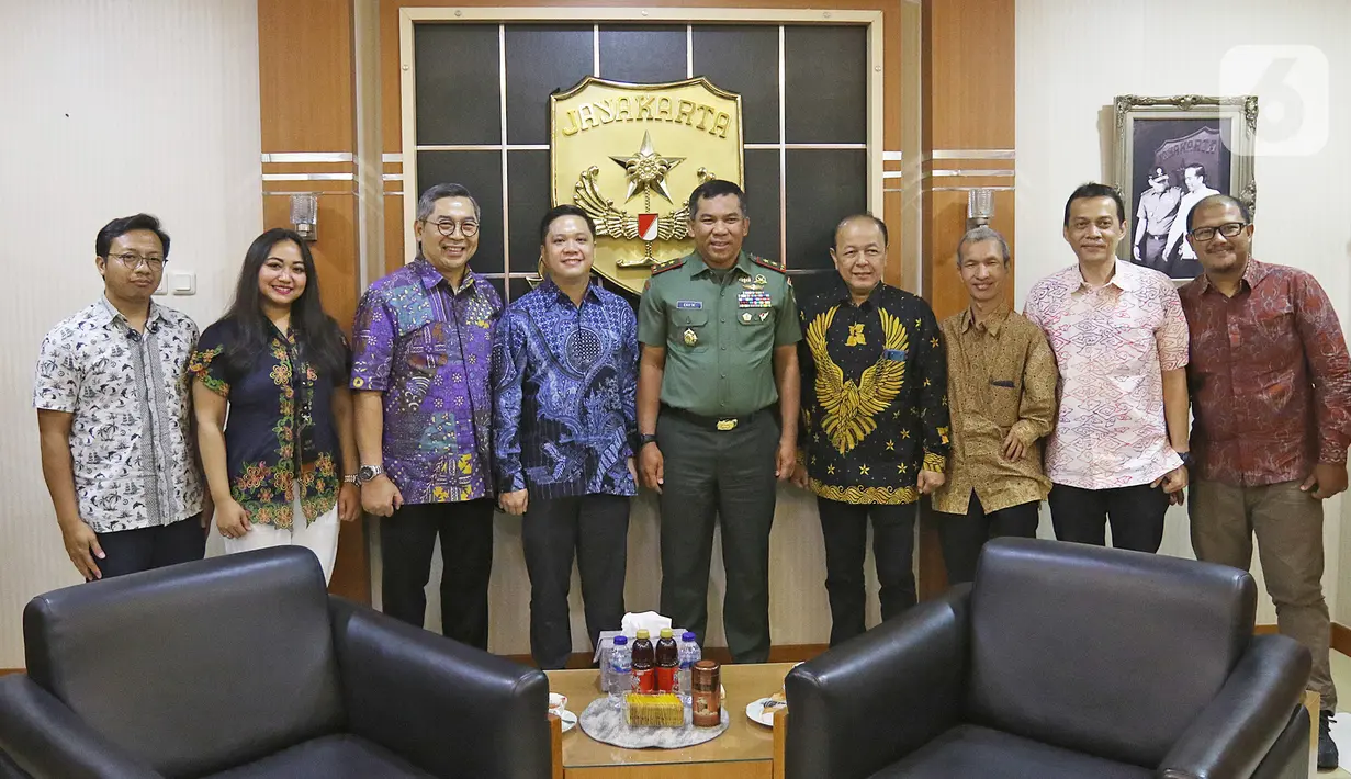 Pangdam Jaya Mayjen TNI Eko Margiyono (kelima kanan) foto bersama dengan pimpinan SCM di Makodam Jaya, Jakarta, Selasa (10/12/2019). SCM beraudiensi dengan Pangdam Jaya untuk membangun dan memelihara hubungan kedua belah pihak. (Liputan6.com/Herman Zakharia)