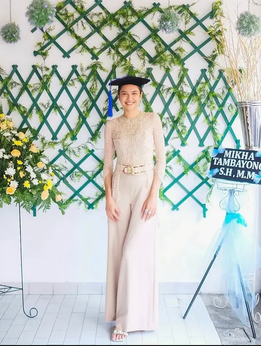 Kebaya berwarna krem yang dipadu padankan dengan celana ala Mikha Tambayong ini juga cocok untuk digunakan saat wisuda online. (instagram/miktambayong)