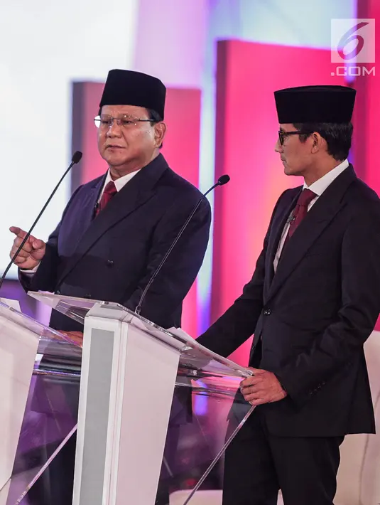 Capres dan Cawapres nomor urut 02 Prabowo Subianto-Sandiaga Uno memaparkan visi misi di Debat Pilpres 2019 pertama di Jakarta, Kamis (17/1). Debat perdana ini mengangkat tema hukum, hak asasi manusia, terorisme, dan korupsi. (Liputan6.com/Faizal Fanani)