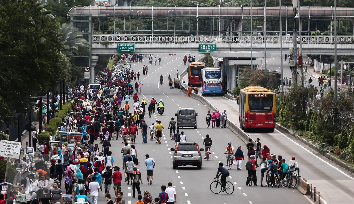  Sejumlah masyarakat berolahraga saat car free day di kawasan bunderan HI, Jakarta, Minggu (25/12). Walaupun CFD ditiadakan karena bertepatan dengan perayaan Natal. Namun, beberapa warga tetap meluangkan berolahraga. (Liputan6.com/Faizal Fanani)