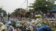 Pengunjuk rasa anti-kudeta membuang sampah untuk memblokir jalan sebagai bentuk 'serangan diam' di Yangon, Myanmar, Selasa (30/3/2021). Setidaknya sudah ada 510 warga sipil tewas sejak kudeta militer Myanmar pada 1 Februari, menurut kelompok Asosiasi Bantuan untuk Tahanan Politik (AAPP). (AP Photo)