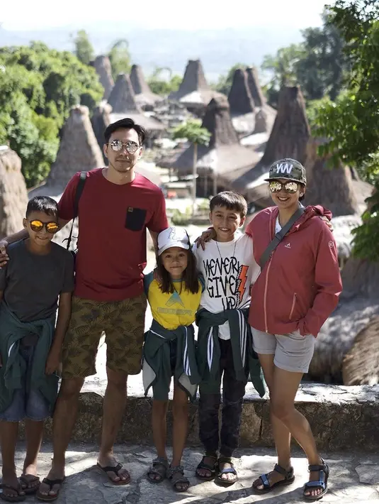 Keluarga dari salah satu mc ternama Indonesia juga jauh dari gosip. Darius dan Donna sudah menikah selama 12 tahun dan dikaruniai 2 putra dan 1 putri. (Liputan6.com/darius_sinathrya)