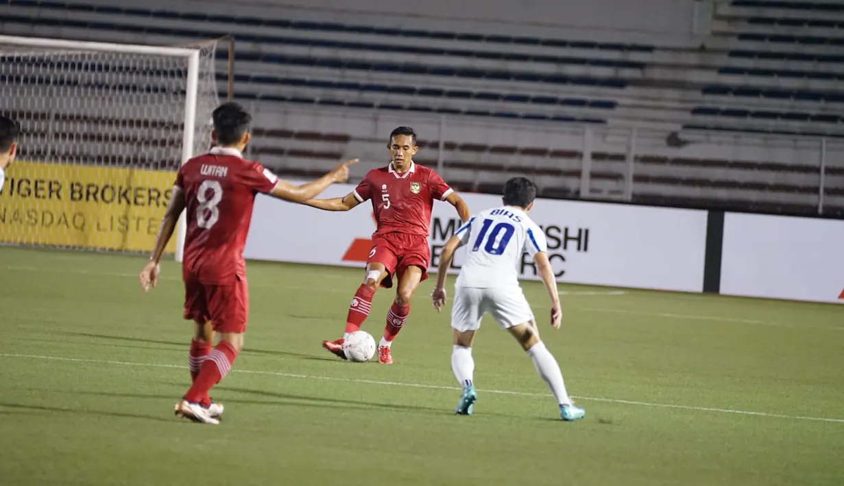 Bek Timnas Indonesia, Rizky Ridho Ramadhani mengontrol bola saat bertanding melawan Filipina dalam laga grup A Piala AFF 2022 di Stadion Rizal Memorial, Manila, Filipina, Senin (2/1/2023). Indonesia menang tipis atas Filipina dengan skor 2-1 dan lolos ke semifinal dengan status runner up menemani Thailand sebagai juara grup A. (Foto: Dok PSSI)