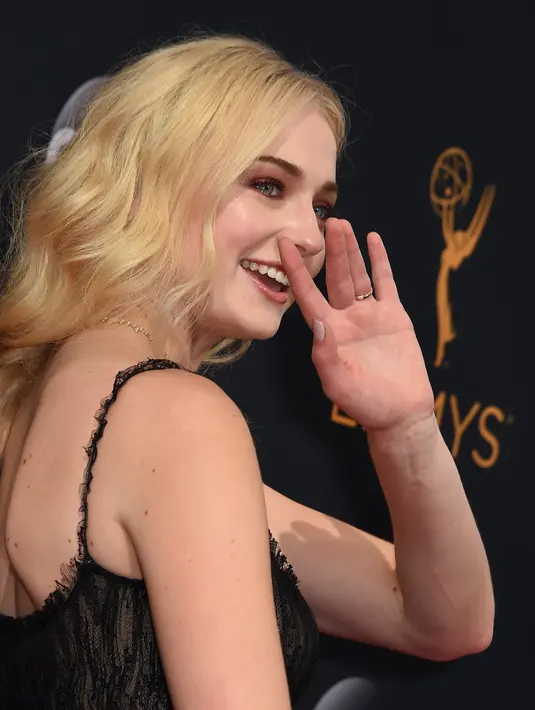 Sudah tersebar foto mesra Joe Jonas dan Sophie Turner di dunia maya, namun keduanya belum memberikan pernyataan resmi terkait kabar kedekatan mereka belakangan ini. (AFP/Bintang.com)