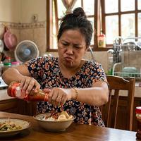 8 Cara Mengambil Saus Sambal yang Sulit Keluar dari Botol Tanpa Menguras Tenaga
