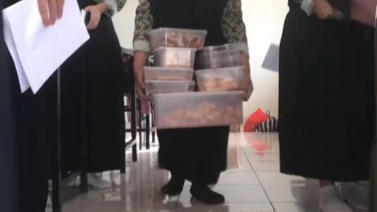 Momen Para Siswa yang Bantu Temannya yang Jualan di Sekolah, Aksinya Banjir Pujian Warganet