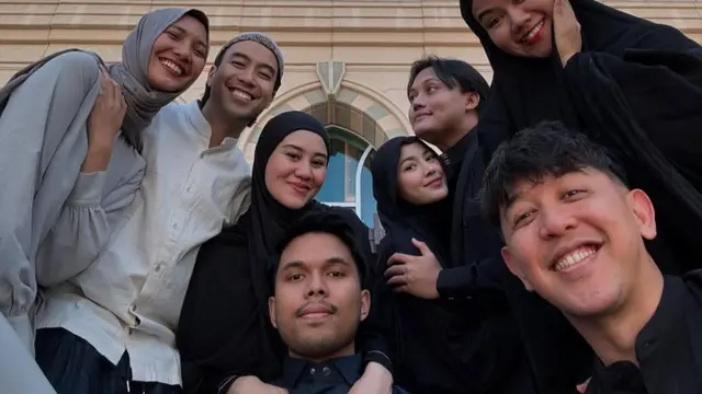 Mahalini Raharja Pamerkan Kecantikan Berhijab Saat Umrah, Tampilan Baru Penuh Pesona (credit: instagram.com/rizkyfbian).