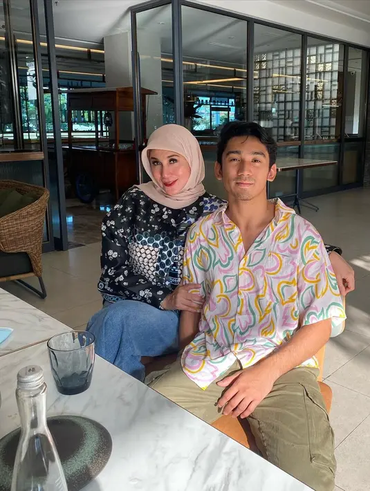 Nama Daffa Wardhana semakin berkibar di dunia hiburan Indonesia. Ia kini resmi terjun menjadi artis mengikuti jejak sang ibunda,  Marini Zumarnis. (FOTO: instagram.com/daffawardhana/)