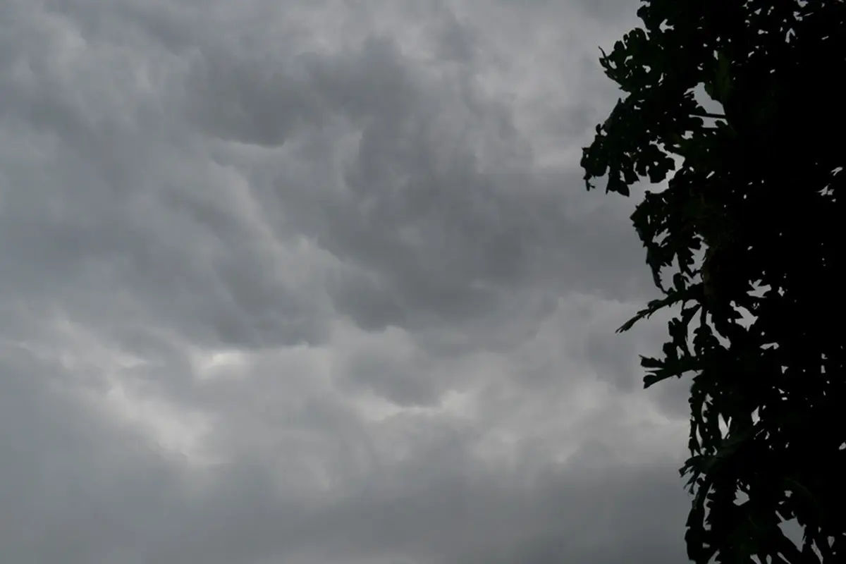 Awan tebal menjelang hujan lebat disertai angin kencang atau cuaca ekstrem. (Foto: Liputan6.com/Muhamad Ridlo)