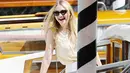 Selebriti Hollywood pun miliki gaya santai kalau lagi jalan-jalan. Coba saja lihat Dakota Fanning dengan senyum bahagianya di Venice pada 3 September lalu. (INSTARimages.com/USWeekly)