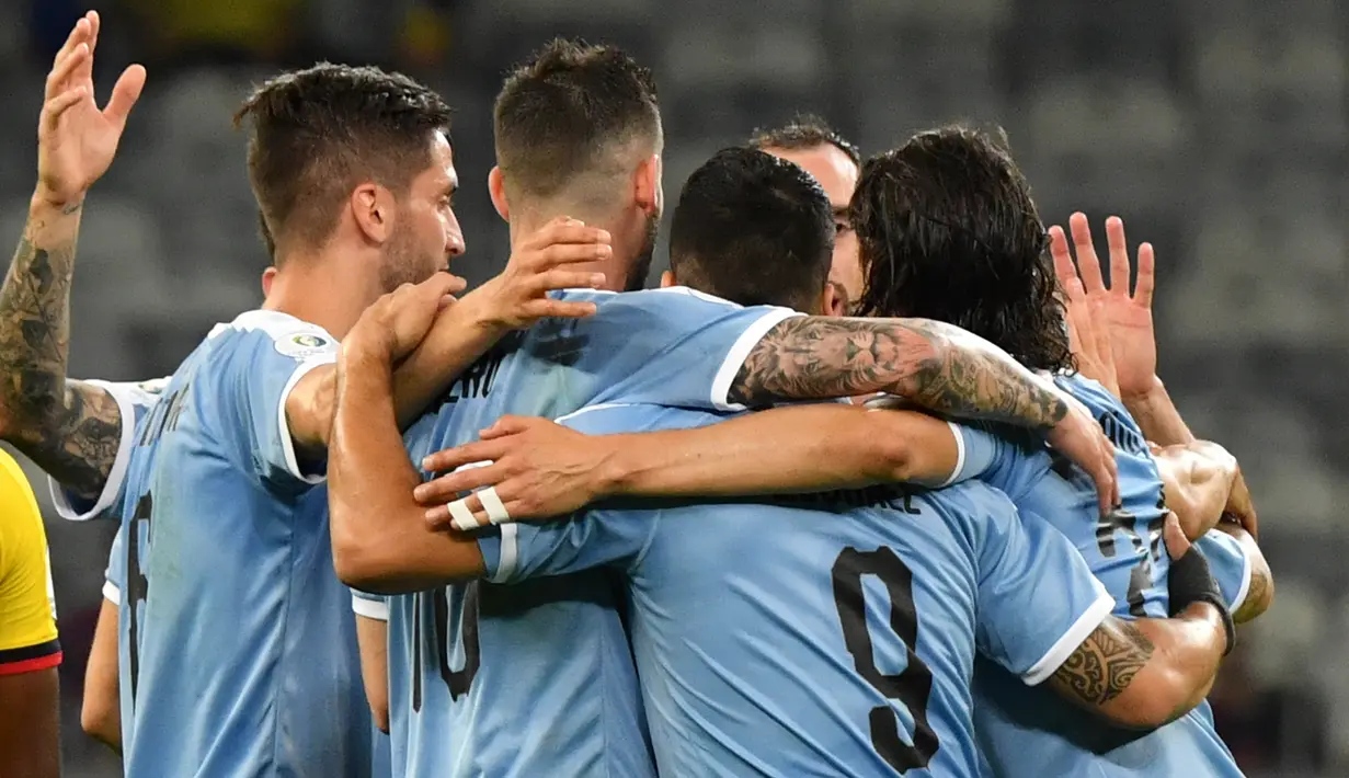 Para pemain Uruguay berselebrasi setelah rekan mereka, Arturo Mina membuat gol bunuh diri saat menghadapi Ekuador dalam laga pertama Grup C Copa America 2019 di Stadion Mineirao, Brasil, Minggu (16/6/2019). Uruguay berhasil memetik kemenangan besar 4-0 atas Ekuador. (Luis ACOSTA / AFP)