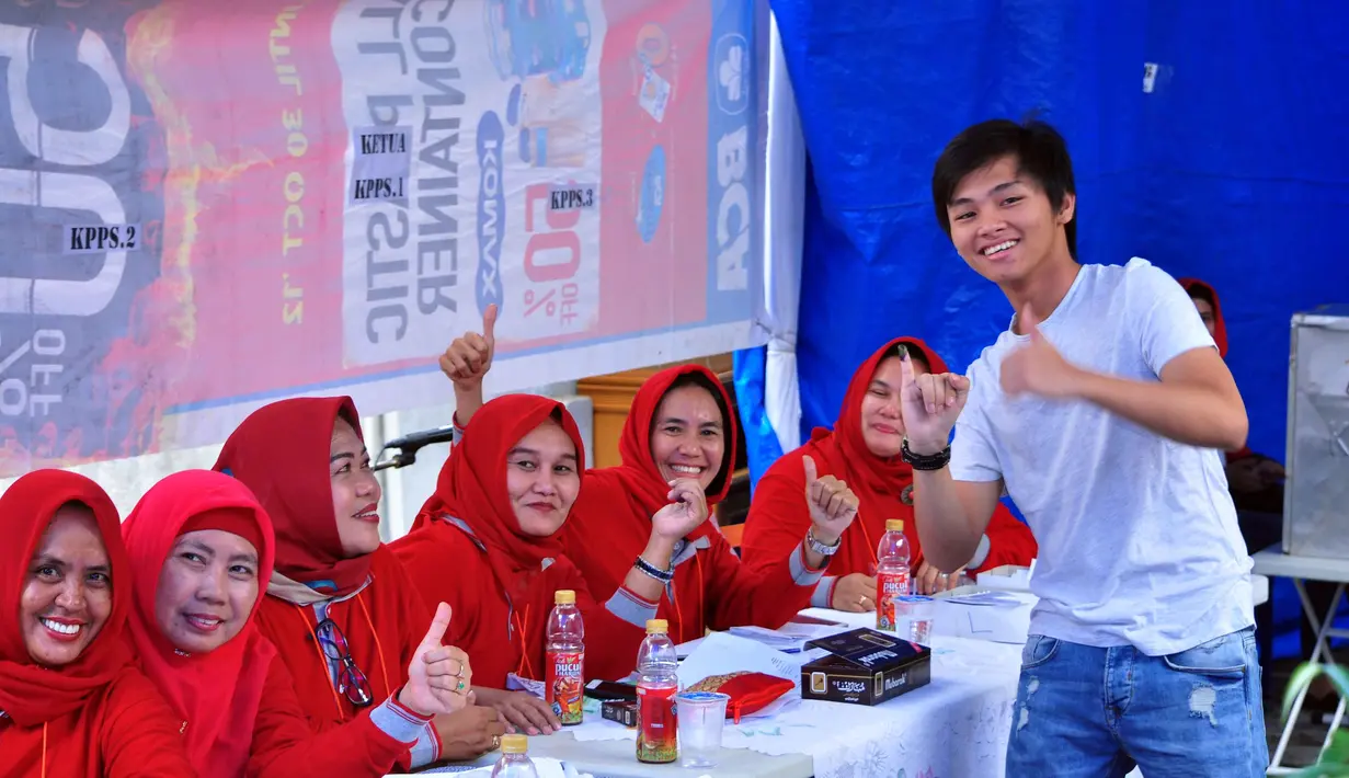 "Mantaplah, yakin. Saya searching juga, dari sosmed juga. Ternyata sosmed itu membantu. Sejak belum bisa nyoblos gue sudah mengikuti," tukas Aldi CJR. (Nurwahyunan/Bintang.com)