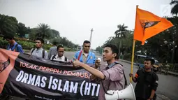 Seorang peserta aksi dari Gerakan Mahasiswa Pembebasan (GMP) melakukan orasi saat berunjuk rasa di Silang Monas, Jakarta, Rabu (12/7). Dalam aksinya mereka menolak Perppu pembubaran Ormas Islam. (Liputan6.com/Faizal Fanani)