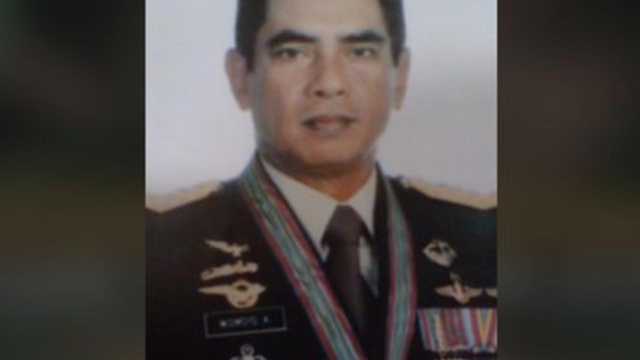 Namun siapa sangka, ada cerita menarik ketika Prabowo hendak berangkat 'tempur' di suatu wilayah. Ia dibekali sajadah oleh seorang Jenderal TNI Bintang 4. Sosoknya adalah Jenderal TNI (Purn.) Wismoyo Arismunandar.<br>