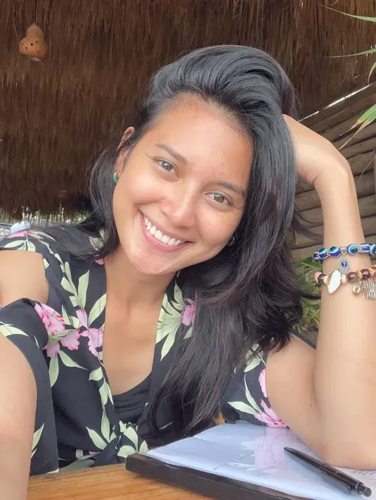 <p>Berfoto selfie, Indah Permatasari juga tak sungkan memperlihatkan kondisi kulitnya yang sehat dan sedang baik-baik saja. Foto ini menampilkan dirinya tersenyum dengan wajah yang tak dirias sama sekali dan terlihat cantik sekali. Foto: Instagram.</p>